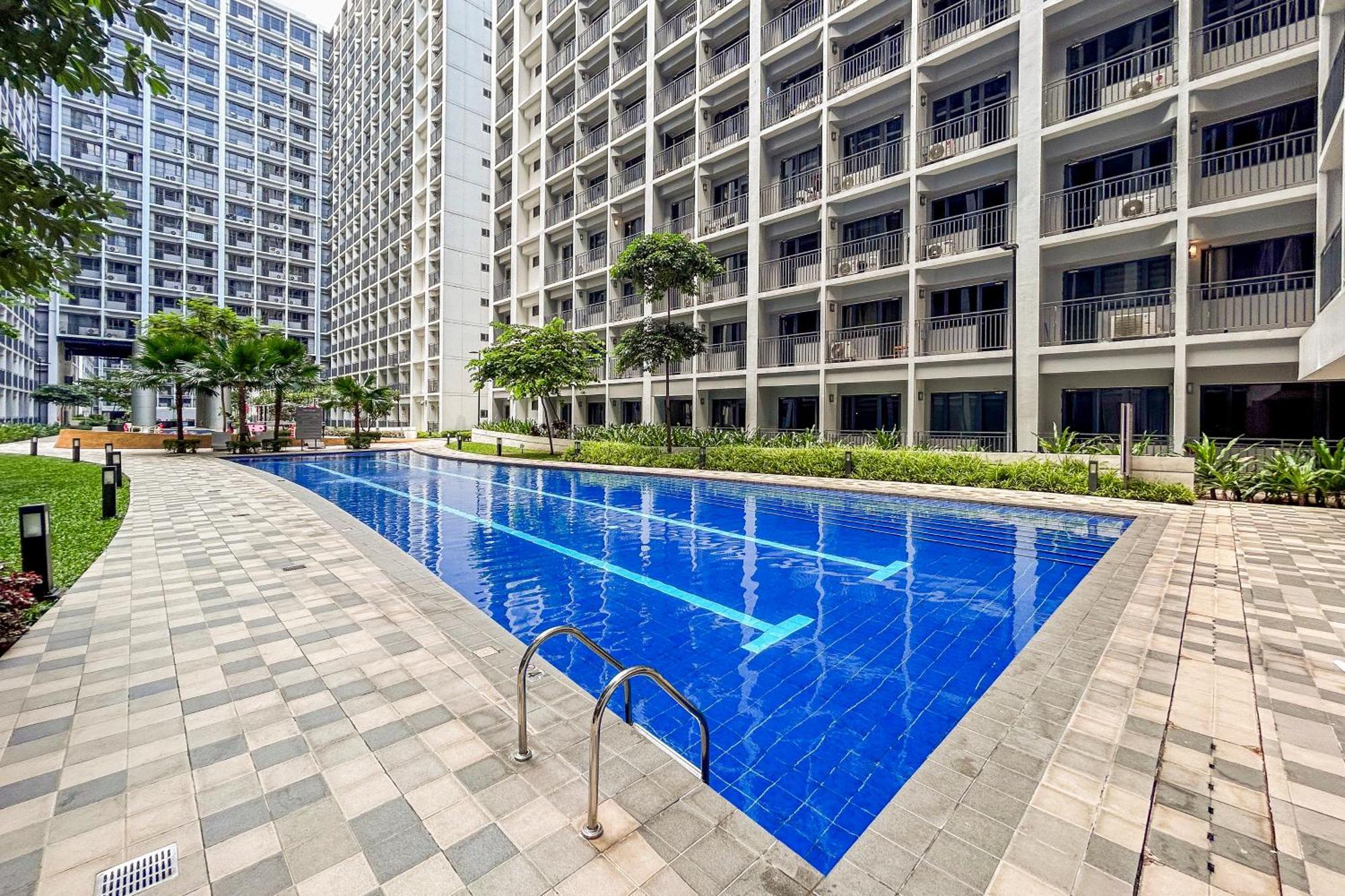 Mall Of With Balcony Facing Pool @ Shore2 *